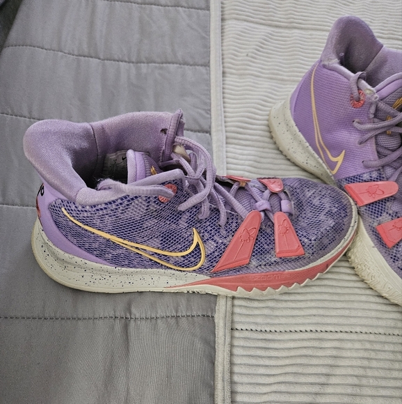 Nike Kyrie 7 Daughters Purple and Pink Basketball Shoes Size 7 - Picture 2 of 16
